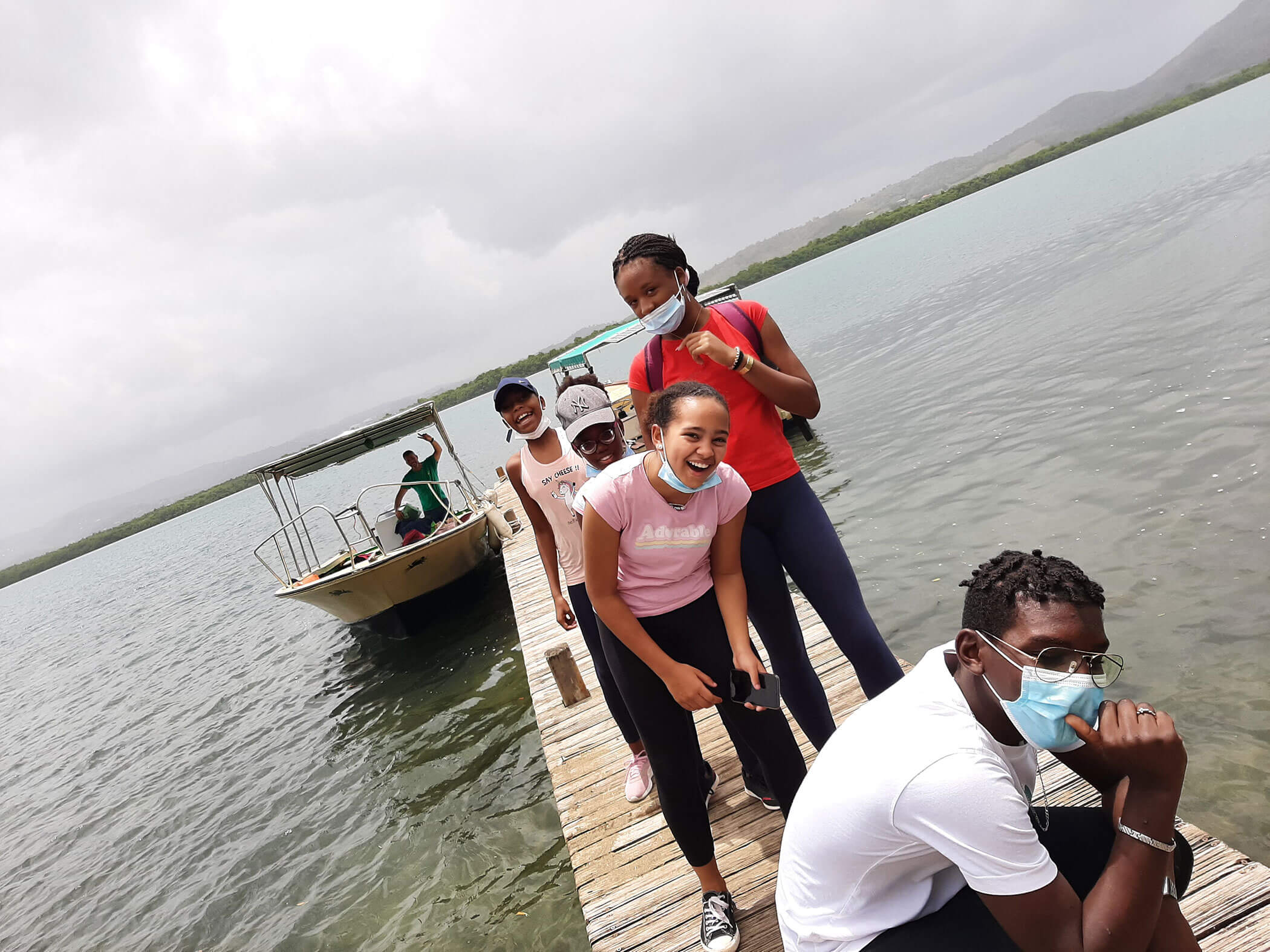 Groupe de vacanciers sur un ponton au bord de l'eau